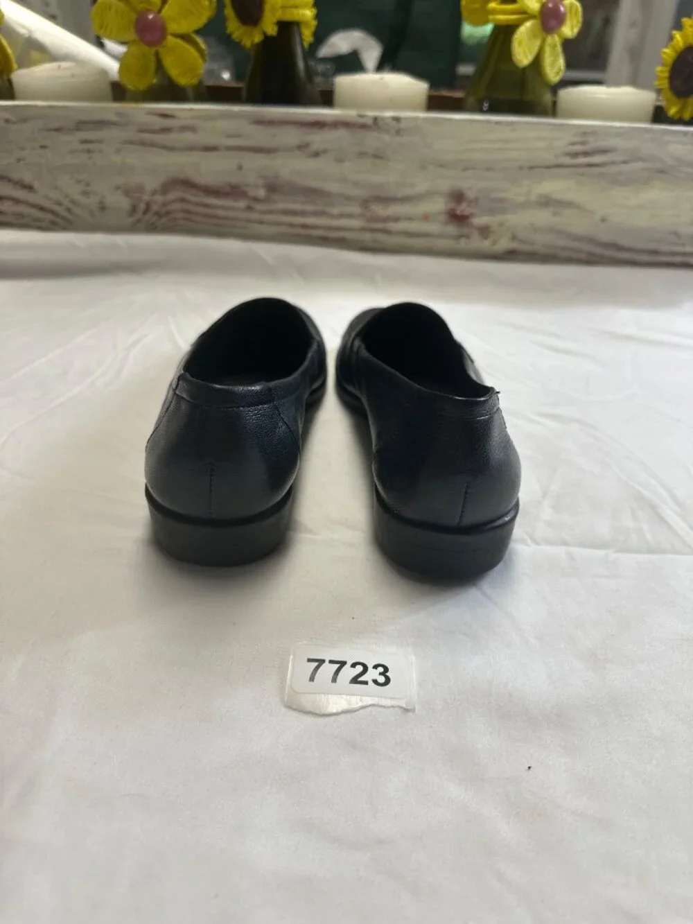 easy spirit 6-1/2 black preowned slip on slight wedge heel leather upper